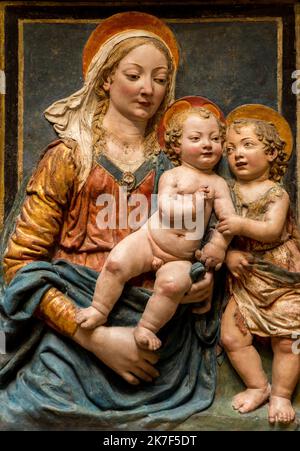 ©Active Museu/MAXPPP - ActiveMuseum 0000967.jpg / La Vierge et l'Enfant avec Saint Jean, vers 1480 - Atelier de Andrea del Verrocchio - Madonna mit Kind und Hl. Johannes 1480 - / Andrea del Verrocchio / La Vierge et l'Enfant avec Saint Jean, Vers 1480 - Atelier de Andrea del Verrocc Aktives Museum / Le Pictorium Aureola (Religion) ,Baby ,Bas-Relief ,Katholische Religion ,Kind ,Madonna ,Renaissance ,Skulptur ,Vertikal ,Jungfrau und Kind ,Frau ,Holz ,Jesus Christus ,XV. Jahrhundert ,Andrea del Verrocchio ,? La Vierge et l'Enfant avec Saint Jean, vers 1480 - Atelier de Andrea del Ver ? , Stockfoto