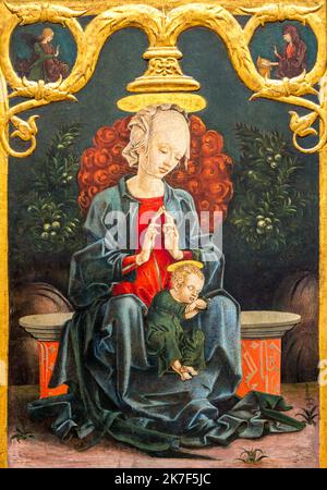 ©Active Museu/MAXPPP - ActiveMuseum 0000986.jpg / La Vierge et l'Enfant dans un Jardin, 1460 - Cosme Tura - Madonna mit Kind im Garten 1460 - / Cosme Tura / La Vierge et l'Enfant dans un Jardin, 1460 - Cosme Tura - Madonna mit Kind in einem aktiven Museum / Le Pictorium Engel, schlafend, Aureola (Religion), katholische Religion, Kind, Garten, Beleuchtung, Madonna, Olivenbaum, Rosa, Quattrocento, Renaissance, Rosebush, sitzend (zu sein), Baum, vertikal, Jungfrau und Kind, Frau, Jesus Christus, Maria (Mutter von Jesus) ,XV. Jahrhundert ,Cosme Tura ,? La Vierge et l'Enfant dans un Jardin ,1460 - Cosme Tura - Stockfoto