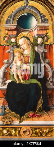 ©Active Museu/MAXPPP - ActiveMuseum 0000985.jpg / La Virerg et l'Enfant entoure des Donateurs, 1470 - Carlo Crivelli - Madonna mit Kind und Stiftern auf dem Thron 1470 - / Carlo Crivelli / La Virerg et l'Enfant entoure des Donateurs, 1470 - Carlo Crivelli - Madonna an Active Museum / Le Pictorium Apfel, Baby, katholische Religion, Kind, Krone, Spender, Renaissance, Sitzen (zu sein), Thron, Vertikal, Jungfrau und Kind, Frau, Jesus Christus, Maria (Mutter von Jesus), XV. Jahrhundert, Carlo Crivelli,? La Virerg et l'Enfant entoure des Donateurs ,1470 - Carlo Crivelli - Madonn ? , Stockfoto