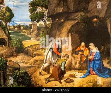 ©Active Museu/MAXPPP - ActiveMuseum 0000976.jpg / L'Adoration des Bergers, 1510 - Giorgione - die Anbetung der Schäferhunde 1510 - / Giorgione / Peinture Active Museum / Le Pictorium Anbetung, Engel, Geburt, Bush, katholische Religion, Höhle, Kind, Cowshed, Familie, Horizontal, Mann, Mistelzweig, Natur, Ox, Renaissance, Heiliger, Schäferhund, Strauch, Bach, Baum, Frau, Bethlehem, Galileo Galilei, Israel, Judäa, Mittlerer Osten, Nazareth ,Jesus Christus ,Joseph ,Maria (Mutter von Jesus) ,16. Jahrhundert ,Giorgione ,Malerei , Stockfoto