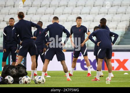 ©PHOTOPQR/LE PARISIEN/ITALIE ; TURIN ; 06/10/2021 ; FUSSBALL , UEFA NATIONS LEAGUE FINALE , 06/10/2021 , JUVENTUS STADIUM , TURIN ( ITALIE ) , DEMIE FINALE / FRANKREICH - BELGIQUE / ENTRAINEMENT DE L'EQUIPE DE FRANCE SUR LA PELOUSE DU JUVENTUS STADIUM / BENJAMIN PAVARD AU CENTER - Trainingseinheit der französischen Fußballnationalmannschaft, in Turin, Italien, am Mittwoch, den 06. Oktober 2021. Das Team bereitet sich auf das Halbfinale der Nations League am Donnerstag gegen Belgien vor. Stockfoto