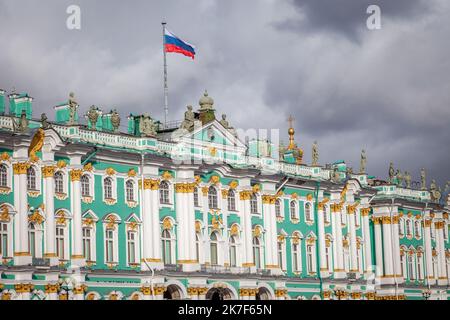 Russische Flagge auf Winterpalast, St. Petersburg, Russland Stockfoto