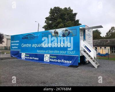 â©Luc Chemla/Radio France/Maxppp - Luc Chemla / Radio France / Maxppp, Marle 28/09/2021 L'objectif de ce camion, inventÃ© par un Suisse, est d'aller dans les communes rurales qui n'ont pas forcÃ©ment de piscine Ã proximitÃ©. Le camion-piscine garÃ© sur le parking de l'Ã©cole maternelle de Marle (Aisne), mardi 28 septembre 2021. Marle, Frankreich, sept 28. 2021 236 / 5000 RÃ©sultats de traduction Ziel dieses von einem Schweizer erfundenen LKW ist es, in ländliche Gemeinden zu gehen, die nicht unbedingt ein Schwimmbad in der Nähe haben. Der Pooltruck parkte auf dem Parkplatz des Kindergartens in Mar Stockfoto