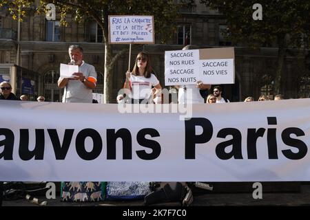 ©PHOTOPQR/LE PARISIEN/olivier corsan ; Paris ; 10/10/2021 ; Paris, Frankreich, le 10 octobre 2021. Des Parisiens hostilles à la gestion de la maire de Paris, AnneHidalgo, réunis sous le Slogan #saccageparis ont manifest sur le parvis de l'Hôtel de ville contre la salle de shoot, le crack, la gestion des Crackers, la limitation de la vitesse à 30 km/h, les Terrasses éphémères, la Pollution sonore, les problèmes de saleté, les choix de mobiliers urbains, les pistes cyclables, les trottinettes... - Paris, Frankreich, oktober 10. 2021. Pariser feindlich gegenüber der Verwaltung des Bürgermeisters von Paris, AnneHidalgo, U Stockfoto