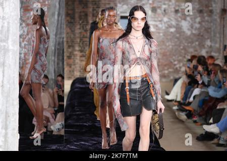 ©Pierre Teyssot/MAXPPP ; 2021 Paris Fashion Week SS 2022 - Acne Studios. Paris, Frankreich am 29. September 2021. Ein Modell geht auf der Piste. â© Pierre Teyssot/Maxppp Stockfoto