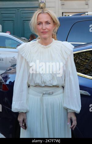 ©Pierre Teyssot/MAXPPP ; Chloe Fashion Show SS 2022 Paris Fashion Week 2021 in Paris, Frankreich am 30. September 2021. Gillian Anderson. â© Pierre Teyssot/Maxppp Stockfoto