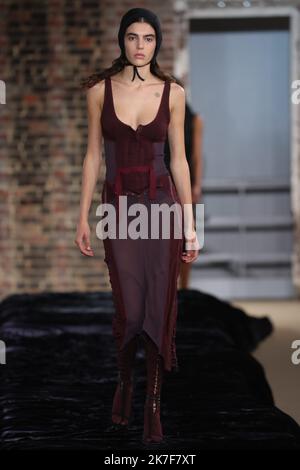 ©Pierre Teyssot/MAXPPP ; 2021 Paris Fashion Week SS 2022 - Acne Studios. Paris, Frankreich am 29. September 2021. Ein Modell geht auf der Piste. â© Pierre Teyssot/Maxppp Stockfoto