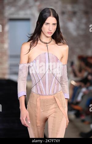 ©Pierre Teyssot/MAXPPP ; 2021 Paris Fashion Week SS 2022 - Acne Studios. Paris, Frankreich am 29. September 2021. Ein Modell geht auf der Piste. â© Pierre Teyssot/Maxppp Stockfoto