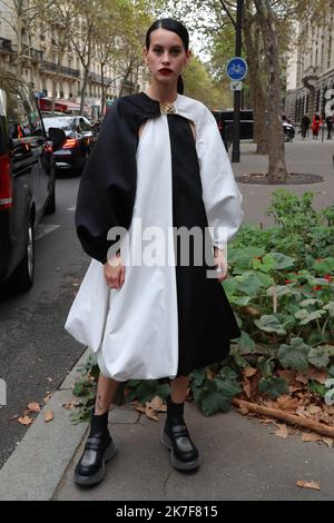 ©Pierre Teyssot/MAXPPP ; Gäste auf der Loewe Fashion Show SS 2022 Paris Fashion Week 2021 am 1. Oktober 2021 in Paris, Frankreich. Gast. â© Pierre Teyssot/Maxppp Stockfoto