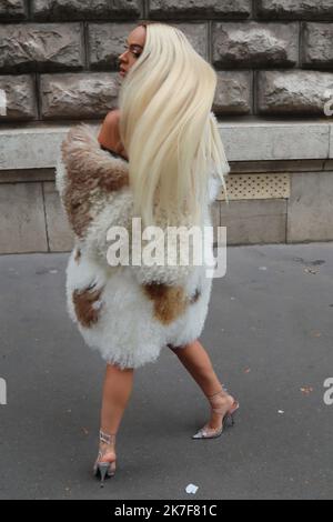 ©Pierre Teyssot/MAXPPP ; Gäste auf der Loewe Fashion Show SS 2022 Paris Fashion Week 2021 am 1. Oktober 2021 in Paris, Frankreich. Spanisch Bad Gyal. â© Pierre Teyssot/Maxppp Stockfoto