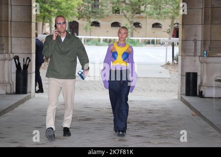 ©Pierre Teyssot/MAXPPP ; Gäste auf der Loewe Fashion Show SS 2022 Paris Fashion Week 2021 am 1. Oktober 2021 in Paris, Frankreich. Rechts, Iris-Gesetz. â© Pierre Teyssot/Maxppp Stockfoto