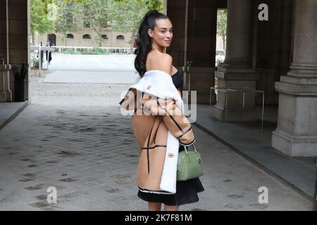 ©Pierre Teyssot/MAXPPP ; Gäste auf der Loewe Fashion Show SS 2022 Paris Fashion Week 2021 am 1. Oktober 2021 in Paris, Frankreich. Camelia Jordana Aliouane. â© Pierre Teyssot/Maxppp Stockfoto