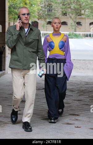 ©Pierre Teyssot/MAXPPP ; Gäste auf der Loewe Fashion Show SS 2022 Paris Fashion Week 2021 am 1. Oktober 2021 in Paris, Frankreich. Rechts, Iris-Gesetz. â© Pierre Teyssot/Maxppp Stockfoto