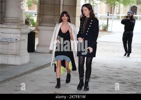 ©Pierre Teyssot/MAXPPP ; Gäste auf der Loewe Fashion Show SS 2022 Paris Fashion Week 2021 am 1. Oktober 2021 in Paris, Frankreich. Links, Mimi Keene. â© Pierre Teyssot/Maxppp Stockfoto