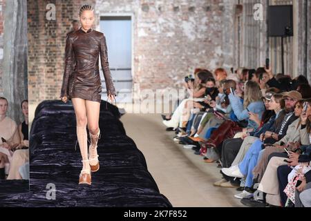 ©Pierre Teyssot/MAXPPP ; 2021 Paris Fashion Week SS 2022 - Acne Studios. Paris, Frankreich am 29. September 2021. Ein Modell geht auf der Piste. â© Pierre Teyssot/Maxppp Stockfoto