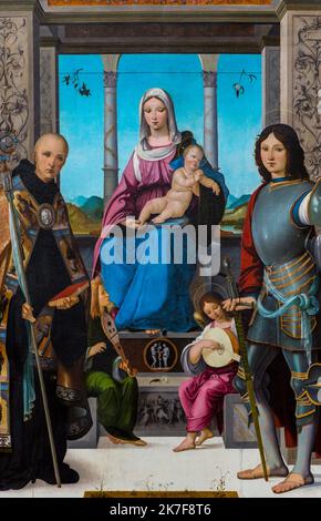 ©Active Museu/MAXPPP - ActiveMuseum 0002022.jpg / La Vierge et l'Enfant entoures de saint Benoit et saint Quentin 1500 - / Francesco Marmitta / Peinture Active Museum / Le Pictorium 5 Personen, Rüstung, Bibel, biblisch, Armband, katholisch (Adj und Substantiv) ,Katholische Religion ,Kind ,Kind in den Armen ,Christ ,christliche Religion ,Christentum ,Göttliches ,Heiliger Geist ,Mann ,Maria (Mutter von Jesus) ,Messias, Musik, Halskette, Beziehung, religiös, religiöses Symbol, sitzen (sein) , Schlange , Saiteninstrument , Schwert , Symbol , Vertikal , Jungfrau , Jungfrau und Kind , Frau , Jesus Christus , Saint Benedict , Sai Stockfoto