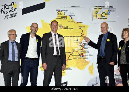 ©PHOTOPQR/L'EST REPUBLICAIN/Alexandre MARCHI ; PARIS ; 14/10/2021 ; SPORT - CYCLISME - TOUR DE FRANCE 2022 - PRESENTATION DU PARCOURS DE LA 109EME EDITION DE LA GRANDE BOUCLE - TDF. Palais des Congrès, Paris 14 octobre 2021. Christian PRUDHOMME, directeur du Tour de France, avec Yves KRATTINGER et des élus de Haute-Saône. PHOTO Alexandre MARCHI. - Presentation of the Tour de France 2022 cycling race in Paris, France, 14 October 2021. The 109th edition of the Tour de France will start from -Copenhagen in -Denmark on 01 July 2022 and will arrive in -Paris on 24 July 2022.  Stockfoto