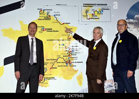 ©PHOTOPQR/L'EST REPUBLICAIN/Alexandre MARCHI ; PARIS ; 14/10/2021 ; SPORT - CYCLISME - TOUR DE FRANCE 2022 - PRESENTATION DU PARCOURS DE LA 109EME EDITION DE LA GRANDE BOUCLE - TDF. Palais des Congrès, Paris 14 octobre 2021. Christian PRUDHOMME, directeur du Tour de France, avec Jean-Marc FOURNEL maire de Longwy (C). PHOTO Alexandre MARCHI. - Presentation of the Tour de France 2022 cycling race in Paris, France, 14 October 2021. The 109th edition of the Tour de France will start from -Copenhagen in -Denmark on 01 July 2022 and will arrive in -Paris on 24 July 2022.  Stockfoto