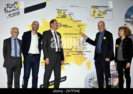 ©PHOTOPQR/L'EST REPUBLICAIN/Alexandre MARCHI ; PARIS ; 14/10/2021 ; SPORT - CYCLISME - TOUR DE FRANCE 2022 - PRESENTATION DU PARCOURS DE LA 109EME EDITION DE LA GRANDE BOUCLE - TDF. Palais des Congrès, Paris 14 octobre 2021. Christian PRUDHOMME, directeur du Tour de France, avec Yves KRATTINGER et des élus de Haute-Saône. PHOTO Alexandre MARCHI. - Presentation of the Tour de France 2022 cycling race in Paris, France, 14 October 2021. The 109th edition of the Tour de France will start from -Copenhagen in -Denmark on 01 July 2022 and will arrive in -Paris on 24 July 2022.  Stockfoto