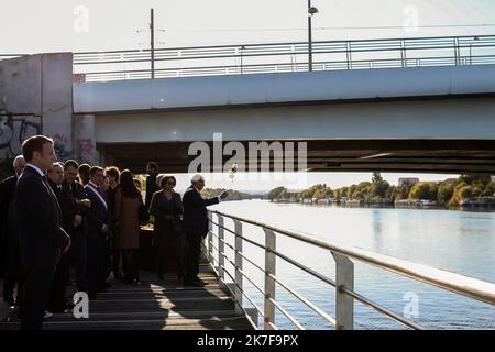 @ Pool/Stephane Lemouton /Maxppp, Frankreich, Paris, 2021/10/16 Le président de la république préside la cérémonie de commémoration du 60e anniversaire du 17 octobre 1961 au Parc départemental Pierre Lagravère, au pied du Pont de Bezons, à Colombes, banlieue de Paris. Le 16 octobre 2021 - Macron verurteilt das "unverzeihliche" Massaker von 1961 an Algeriern in Paris - der französische Präsident Emmanuel Macron ist aufmerksam, nachdem er am 16. Oktober 2021 in Colombes, in der Nähe von Paris, einen Kranz in der Nähe der Pont de Bezons (Brücke von Bezons) niedergelegt hat. Stockfoto