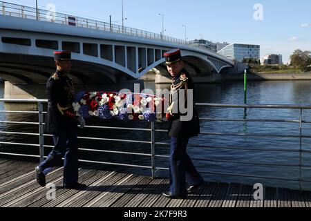 @ Pool/Stephane Lemouton /Maxppp, Frankreich, Paris, 2021/10/16 Le président de la république préside la cérémonie de commémoration du 60e anniversaire du 17 octobre 1961 au Parc départemental Pierre Lagravère, au pied du Pont de Bezons, à Colombes, banlieue de Paris. Le 16 octobre 2021 - Macron verurteilt das "unverzeihliche" Massaker von 1961 an Algeriern in Paris - der französische Präsident Emmanuel Macron ist aufmerksam, nachdem er am 16. Oktober 2021 in Colombes, in der Nähe von Paris, einen Kranz in der Nähe der Pont de Bezons (Brücke von Bezons) niedergelegt hat. Stockfoto