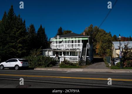 ©Michael Bunel / Le Pictorium/MAXPPP - Chalet typique canadien dans la ville de Val David. 6 Oktobre. 2021. Val David. Kanada. Stockfoto