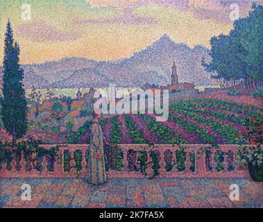 ©Active Museu/MAXPPP - ActiveMuseum 0002951.jpg / Saint-Tropez, la Terrasse 1898 - / Paul Signac / Peinture Active Museum / Le Pictorium 1 Person, ruhiges Meer, Kirche, Feld, Tannenbaum, Blume, Blumentopf, Haare gebunden zurück, Handtasche, horizontal, Haus, Landschaft, Lavendel, langes Kleid, friedlich, Profil, lila (Farbe), Bereich, rotes Haar, Terrasse, Baum, Aussicht, Frau, Holz, Europa, Frankreich, Französisch Riviera, Provence-Alpes-Cote d'Azur, Saint-Tropez, Westeuropa, 19.. Jahrhundert, Paul Signac, Malerei, Stockfoto