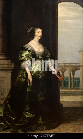 ©Active Museu/MAXPPP - ActiveMuseum 0003740.jpg / La reine Henriette Marie, la plus jeune fille de Henri IV de France et de Marie de Medicis femme de Charles I, 1635 - artiste inconnu 1635 - / Peinture Active Museum / Le Pictorium 1 Person, Brünette, Chignon (Brötchen), Krone, Kleid, Dynastie, Bourbon-Dynastie, bestickter Stoff, englische königliche Gefährten, Ganzkörper (Porträt), Mädchen, Grün, mit Haaren gebundener Rücken, Handfächer, Haus der Bourbon (), Juwel, König von Frankreich, Adel, von edler Geburt ,Perle, Porträt, Profil, Königin, Königin von Irland, Königin von Schottland, Regierungszeit, Souverän (), Schritt, Vertikal, Viaduc Stockfoto