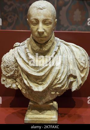 ©Active Museu/MAXPPP - ActiveMuseum 0005751.jpg / Charles IX ROI de France en 1560, d'apres le buste de Germain Pilon Conserve au Louvre 1560 - / Anonyme / Skulptur Aktives Museum / Le Pictorium 1 Person, Büste, Charles IX, Drape, historischer Charakter, Geschichte, König von Frankreich, Mann, Porträt, roter Hintergrund, Skulptur, Stein, Vertikal, 16. Jahrhundert, Anonym, Stockfoto