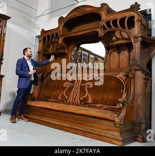 ©PHOTOPQR/POPULAIRE DU CENTRE/stephane Lefèvre ; ; 06/10/2021 ; MOBILIER : Mise en vente d'un mobilier exceptionnel véritable trésor insolite Une banquette, qui fut présentée dans l’antichambre du Pavillon Art Nouveau Bing, et réalisée par Eugène Gaillard lors de l’Exposition Universelle de Paris en 1900, sera mise à prix le 30 novembre à Limoges Enchères 32 rue Gustave Nadaud. Estimation évaluée entre 80,000€ et 100,000€. - Eine Bank, die von Sammlern auf der ganzen Welt gesucht wurde und in Limoges gefunden und versteigert wurde Stockfoto