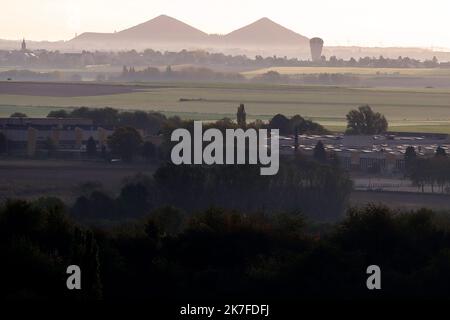 ©PHOTOPQR/VOIX DU Nord/Ludovic Maillard ; 23/10/2021 ; Haillicourt le 23.10.2021, terrils loos en gohelle cpage charbonnay , 9eme vendanges sur le terril viticole d haillicourt . LA VOIX DU Nord / FOTO LUDOVIC MAILLARD in Haillicourt, in Pas-de-Calais, (Nordfrankreich) am Südhang des Schlackehaufens Nr. 9 der Grube „2bis“ wurden 2011 2.000 Chardonnay (eine Rebsorte aus dem Burgund) im Herzen der Kohleminen gepflanzt. Der Haillicourt-Schlackenhaufen, der auf einer Höhe von 336 Metern mit einem Rückgang von 80 % gipfelt, bietet Weinbauern viele Möglichkeiten. Die vom Boden freigesetzte Wärme Stockfoto