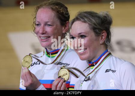 ©PHOTOPQR/LE COURRIER PICARD/HASLIN ; Roubaix ; 23/10/2021 ; 23/10/21 Championnats du monde cyclisme sur Piste velodrome Jean Stablinski de Roubaix Podium de l'epreuve de l'Americaine Madison femmes Amy PIETERS et Kirsten WILD championnes du monde Foto Fred HASLIN TRACK CYCLING ROUBAIX WELTMEISTERSCHAFT Stockfoto