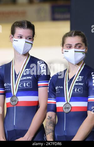 ©PHOTOPQR/LE COURRIER PICARD/HASLIN ; Roubaix ; 23/10/2021 ; 23/10/21 Championnats du monde cyclisme sur Piste velodrome Jean Stablinski de Roubaix Podium de l'epeuve de l'Americaine Madison femmes Clara COPPONI et Marie LE NET 2èmes Foto Fred HASLIN TRACK CYCLING ROUBAIX WORLD CHAMPIONSHIPS Stockfoto