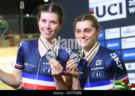 ©PHOTOPQR/LE COURRIER PICARD/HASLIN ; Roubaix ; 23/10/2021 ; 23/10/21 Championnats du monde cyclisme sur Piste velodrome Jean Stablinski de Roubaix Podium de l'epeuve de l'Americaine Madison femmes Clara COPPONI et Marie LE NET 2èmes Foto Fred HASLIN TRACK CYCLING ROUBAIX WORLD CHAMPIONSHIPS Stockfoto