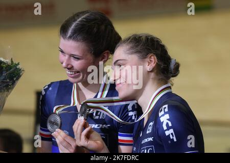 ©PHOTOPQR/LE COURRIER PICARD/HASLIN ; Roubaix ; 23/10/2021 ; 23/10/21 Championnats du monde cyclisme sur Piste velodrome Jean Stablinski de Roubaix Podium de l'epeuve de l'Americaine Madison femmes Clara COPPONI et Marie LE NET 2èmes Foto Fred HASLIN TRACK CYCLING ROUBAIX WORLD CHAMPIONSHIPS Stockfoto