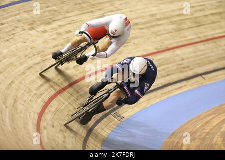 ©PHOTOPQR/LE COURRIER PICARD/HASLIN ; Roubaix ; 23/10/2021 ; 23/10/21 Championnats du monde cyclisme sur Piste velodrome Jean Stablinski de Roubaix 1/4 de finale de la vitesse hommes Sebastien VIGIER vs Mateusz RUDYK (POL) Foto Fred HASLIN TRACK CYCLING ROUBAIX WELTMEISTERSCHAFT Stockfoto