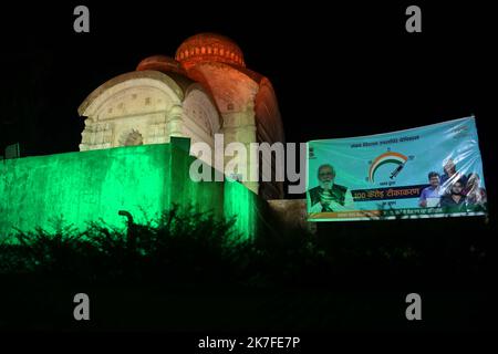 ©Abhisek Saha / Le Pictorium/MAXPPP - Le Temple de Bhuvaneswari illumine de lumieres tricolores alors que l'Inde a franchi le Cap du milliard de Vaccins COVID-19, a Agartala. Stockfoto