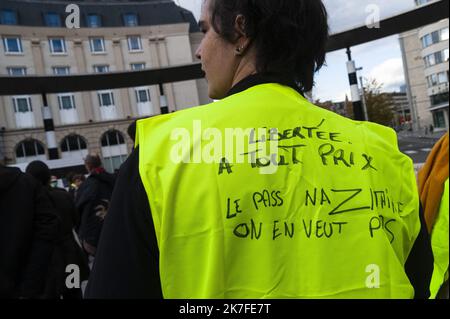 ©Nicolas Landemard / Le Pictorium/MAXPPP - Une centaine de personnes se sont reunies ce jour pres de la Gare Centrale a l'Appel du mouvement rupture et Renouveau pour protester contre le Pass sanitaire ou Covid Safe Ticket mis en place par les autorites dans la capitale belge. Stockfoto