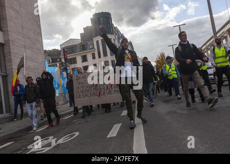 ©Nicolas Landemard / Le Pictorium/MAXPPP - Une centaine de personnes se sont reunies ce jour pres de la Gare Centrale a l'Appel du mouvement rupture et Renouveau pour protester contre le Pass sanitaire ou Covid Safe Ticket mis en place par les autorites dans la capitale belge. Stockfoto