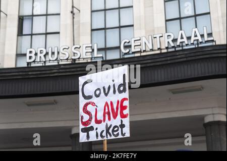 ©Nicolas Landemard / Le Pictorium/MAXPPP - Une centaine de personnes se sont reunies ce jour pres de la Gare Centrale a l'Appel du mouvement rupture et Renouveau pour protester contre le Pass sanitaire ou Covid Safe Ticket mis en place par les autorites dans la capitale belge. Stockfoto