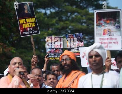 ©Abhisek Saha / Le Pictorium/MAXPPP - des pretes et des adeptes de l'ISKCON participent a une veille de priere pacifique pour protester contre l'attaque presumee du Temple ISKCON au Bangladesh et demander Justice pour les hindous et les minorites, devant le Bureau des Visa du Bangladesh a Agartala. Stockfoto