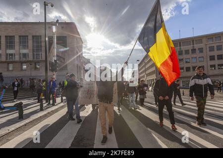 ©Nicolas Landemard / Le Pictorium/MAXPPP - Une centaine de personnes se sont reunies ce jour pres de la Gare Centrale a l'Appel du mouvement rupture et Renouveau pour protester contre le Pass sanitaire ou Covid Safe Ticket mis en place par les autorites dans la capitale belge. Stockfoto