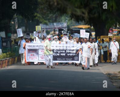 ©Abhisek Saha / Le Pictorium/MAXPPP - des pretes et des adeptes de l'ISKCON participent a une veille de priere pacifique pour protester contre l'attaque presumee du Temple ISKCON au Bangladesh et demander Justice pour les hindous et les minorites, devant le Bureau des Visa du Bangladesh a Agartala. Stockfoto