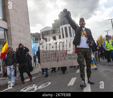 ©Nicolas Landemard / Le Pictorium/MAXPPP - Une centaine de personnes se sont reunies ce jour pres de la Gare Centrale a l'Appel du mouvement rupture et Renouveau pour protester contre le Pass sanitaire ou Covid Safe Ticket mis en place par les autorites dans la capitale belge. Stockfoto