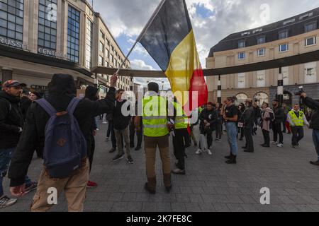 ©Nicolas Landemard / Le Pictorium/MAXPPP - Une centaine de personnes se sont reunies ce jour pres de la Gare Centrale a l'Appel du mouvement rupture et Renouveau pour protester contre le Pass sanitaire ou Covid Safe Ticket mis en place par les autorites dans la capitale belge. Stockfoto