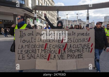 ©Nicolas Landemard / Le Pictorium/MAXPPP - Une centaine de personnes se sont reunies ce jour pres de la Gare Centrale a l'Appel du mouvement rupture et Renouveau pour protester contre le Pass sanitaire ou Covid Safe Ticket mis en place par les autorites dans la capitale belge. Stockfoto