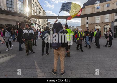 ©Nicolas Landemard / Le Pictorium/MAXPPP - Une centaine de personnes se sont reunies ce jour pres de la Gare Centrale a l'Appel du mouvement rupture et Renouveau pour protester contre le Pass sanitaire ou Covid Safe Ticket mis en place par les autorites dans la capitale belge. Stockfoto