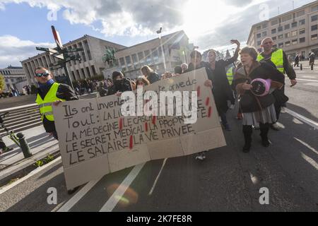 ©Nicolas Landemard / Le Pictorium/MAXPPP - Une centaine de personnes se sont reunies ce jour pres de la Gare Centrale a l'Appel du mouvement rupture et Renouveau pour protester contre le Pass sanitaire ou Covid Safe Ticket mis en place par les autorites dans la capitale belge. Stockfoto