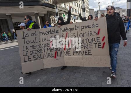 ©Nicolas Landemard / Le Pictorium/MAXPPP - Une centaine de personnes se sont reunies ce jour pres de la Gare Centrale a l'Appel du mouvement rupture et Renouveau pour protester contre le Pass sanitaire ou Covid Safe Ticket mis en place par les autorites dans la capitale belge. Stockfoto