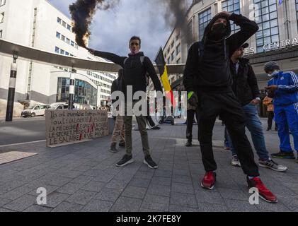 ©Nicolas Landemard / Le Pictorium/MAXPPP - Une centaine de personnes se sont reunies ce jour pres de la Gare Centrale a l'Appel du mouvement rupture et Renouveau pour protester contre le Pass sanitaire ou Covid Safe Ticket mis en place par les autorites dans la capitale belge. Stockfoto